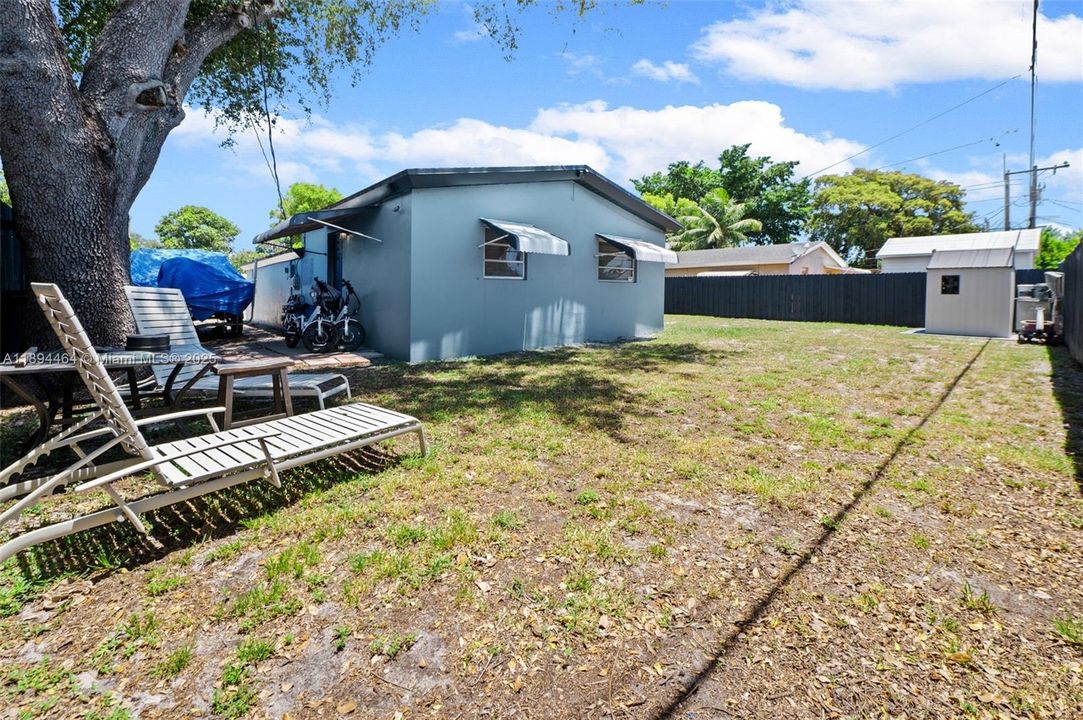 Active With Contract: $469,500 (3 beds, 2 baths, 1305 Square Feet)