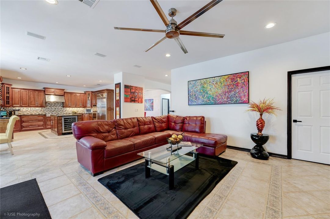 На продажу: $1,100,000 (4 спален, 3 ванн, 3407 Квадратных фут)