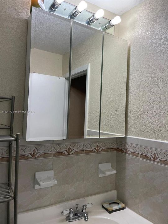 Под контрактом: $1,800 (2 спален, 2 ванн, 1118 Квадратных фут)