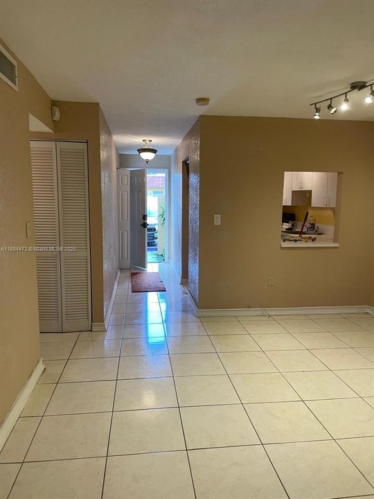 Под контрактом: $1,800 (2 спален, 2 ванн, 1118 Квадратных фут)