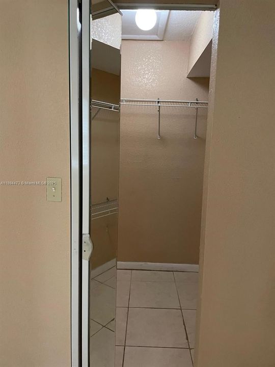 Под контрактом: $1,800 (2 спален, 2 ванн, 1118 Квадратных фут)