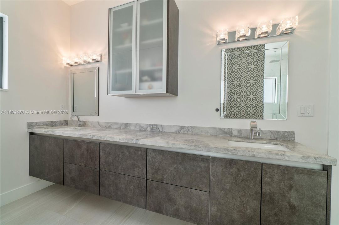 Vendido Recientemente: $1,999,999 (6 camas, 4 baños, 3214 Pies cuadrados)