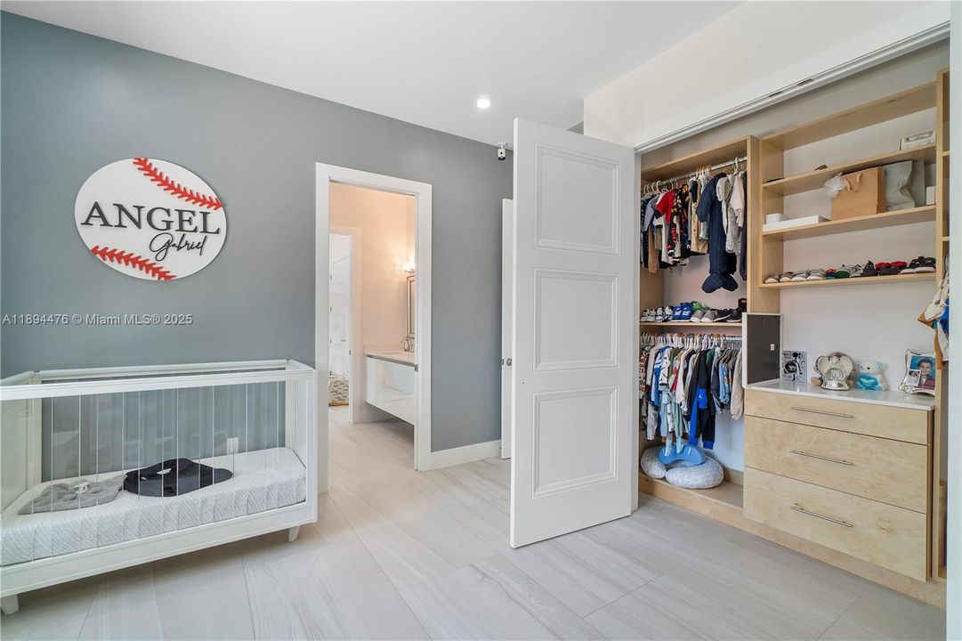 Vendido Recientemente: $1,999,999 (6 camas, 4 baños, 3214 Pies cuadrados)