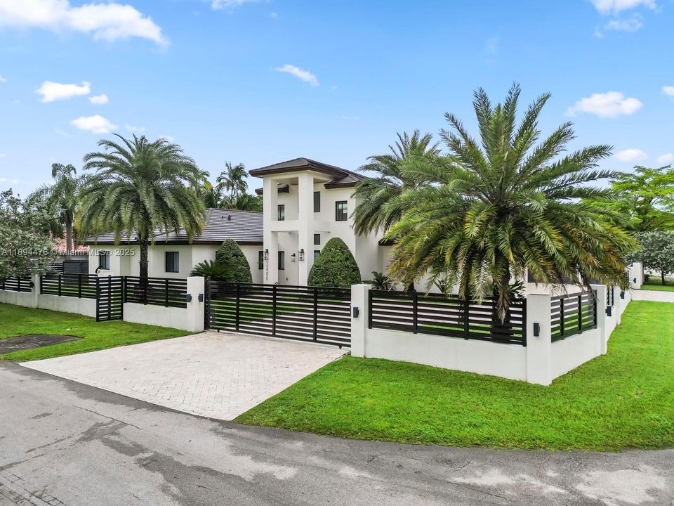 Vendido Recientemente: $1,999,999 (6 camas, 4 baños, 3214 Pies cuadrados)