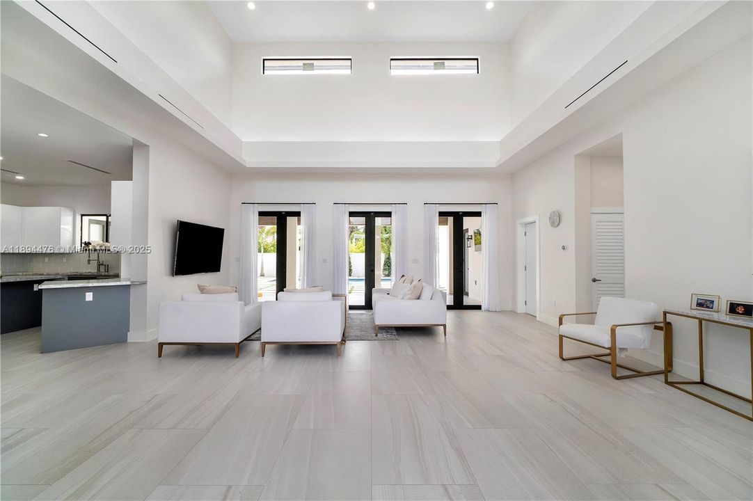 Vendido Recientemente: $1,999,999 (6 camas, 4 baños, 3214 Pies cuadrados)