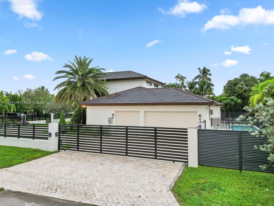 Vendido Recientemente: $1,999,999 (6 camas, 4 baños, 3214 Pies cuadrados)