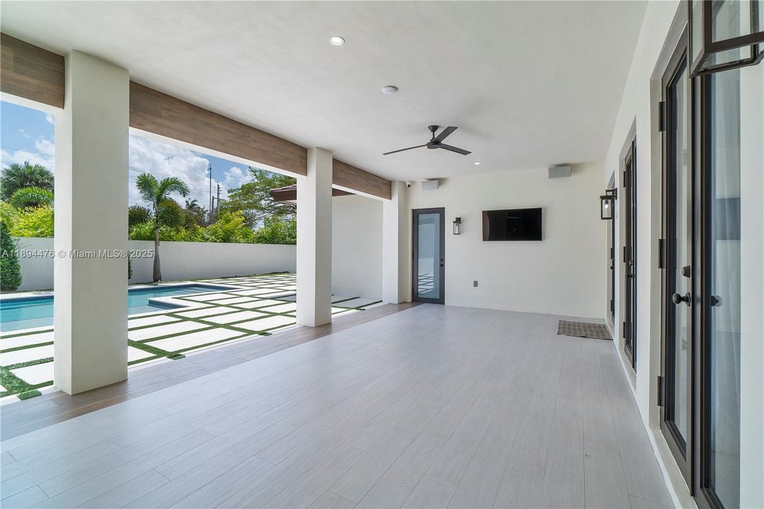 Vendido Recientemente: $1,999,999 (6 camas, 4 baños, 3214 Pies cuadrados)