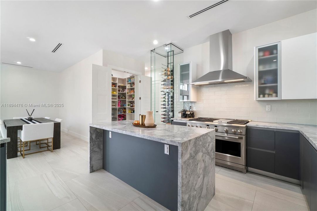 Vendido Recientemente: $1,999,999 (6 camas, 4 baños, 3214 Pies cuadrados)