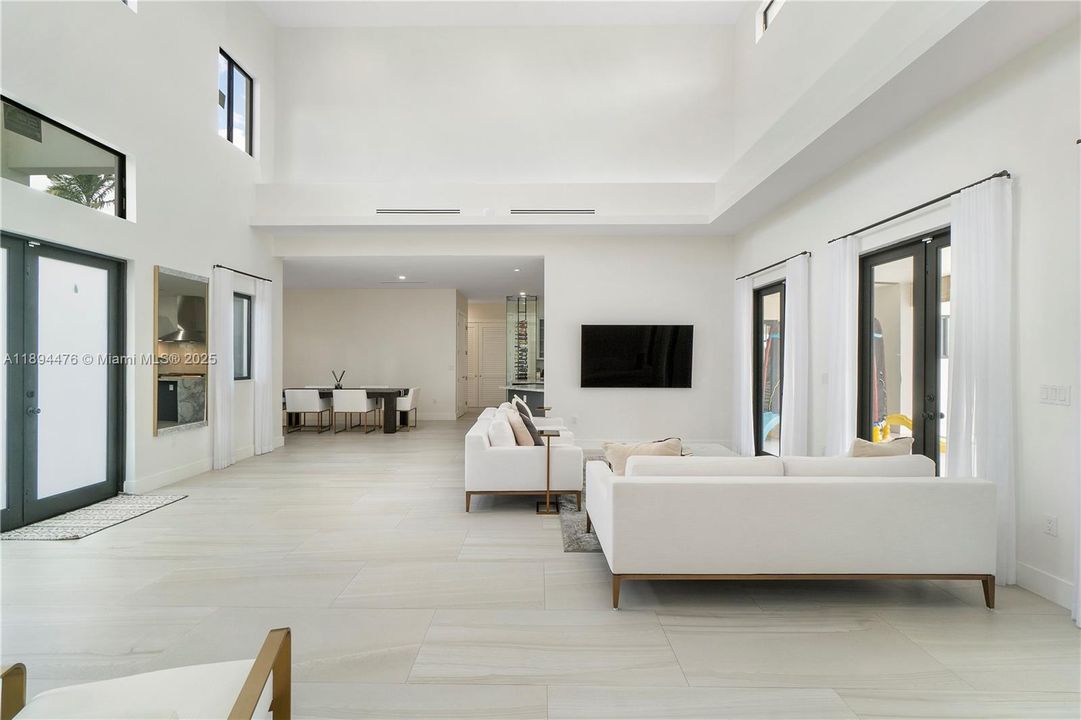 Vendido Recientemente: $1,999,999 (6 camas, 4 baños, 3214 Pies cuadrados)