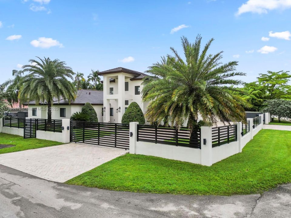 Vendido Recientemente: $1,999,999 (6 camas, 4 baños, 3214 Pies cuadrados)