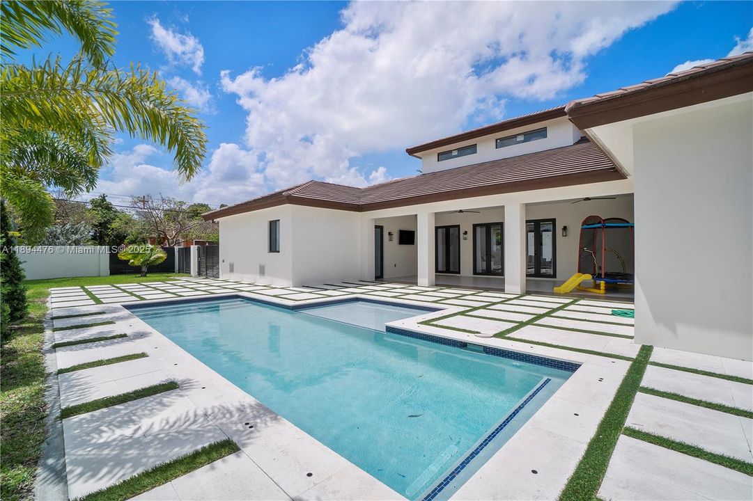 Vendido Recientemente: $1,999,999 (6 camas, 4 baños, 3214 Pies cuadrados)