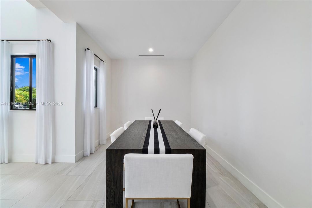 Vendido Recientemente: $1,999,999 (6 camas, 4 baños, 3214 Pies cuadrados)