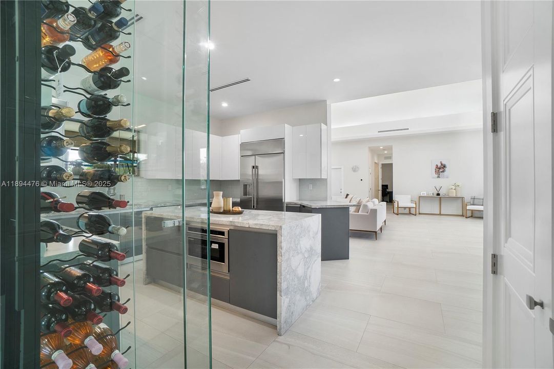 Vendido Recientemente: $1,999,999 (6 camas, 4 baños, 3214 Pies cuadrados)