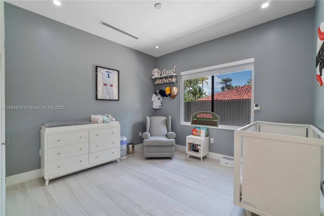 Vendido Recientemente: $1,999,999 (6 camas, 4 baños, 3214 Pies cuadrados)