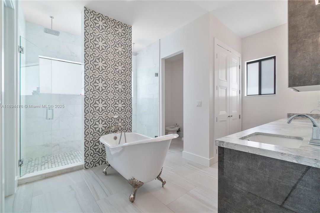 Vendido Recientemente: $1,999,999 (6 camas, 4 baños, 3214 Pies cuadrados)