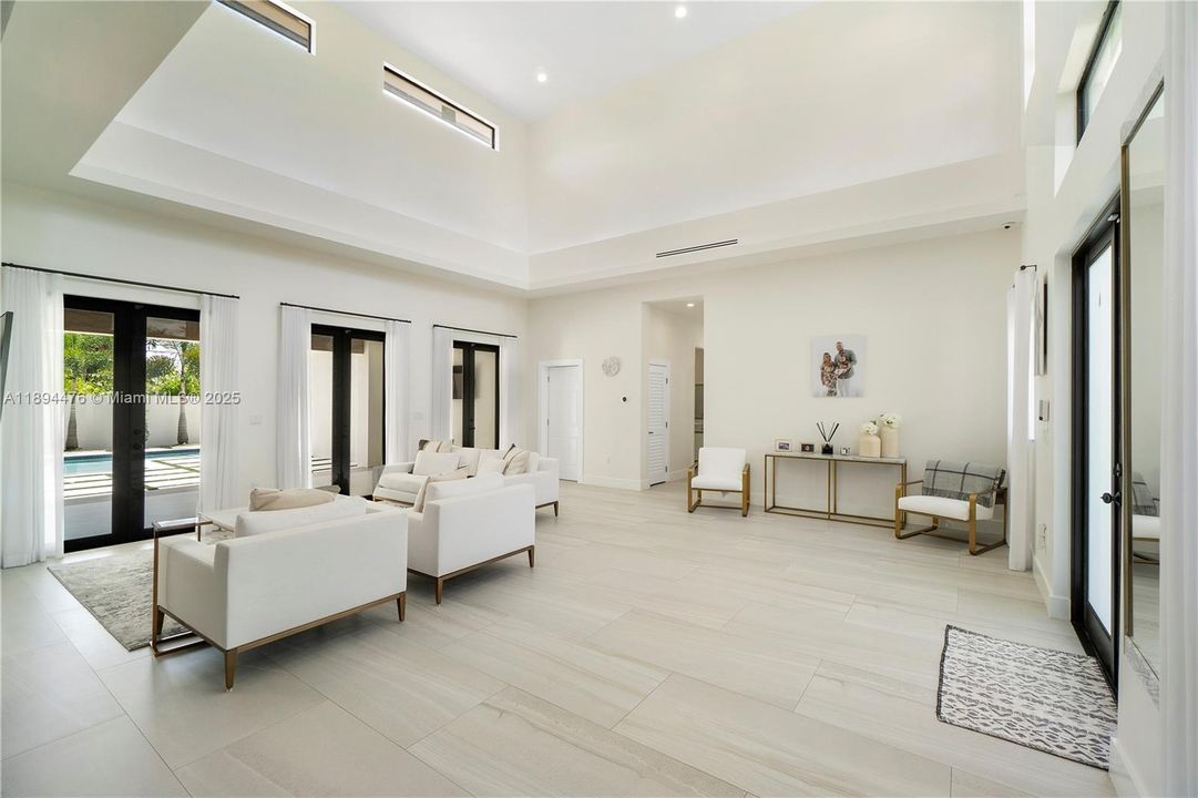 Vendido Recientemente: $1,999,999 (6 camas, 4 baños, 3214 Pies cuadrados)