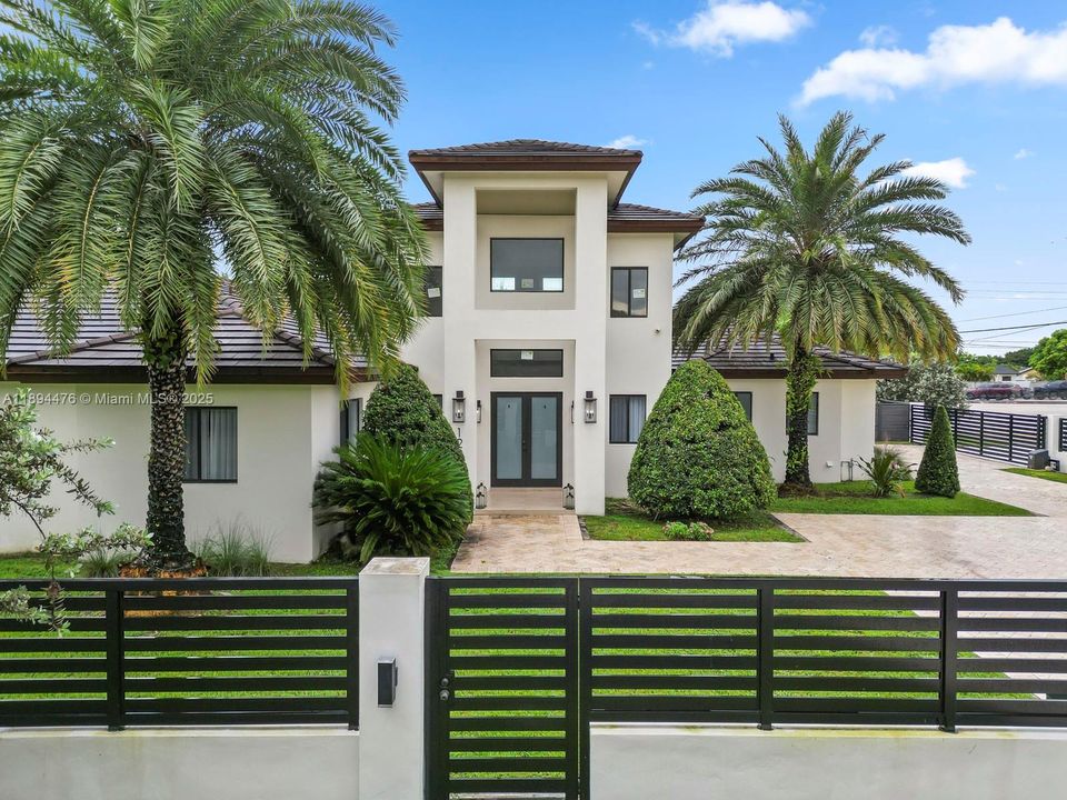 Vendido Recientemente: $1,999,999 (6 camas, 4 baños, 3214 Pies cuadrados)