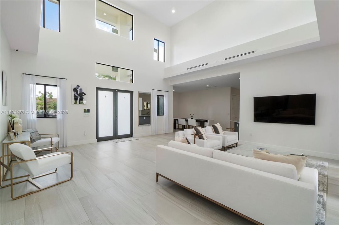 Vendido Recientemente: $1,999,999 (6 camas, 4 baños, 3214 Pies cuadrados)