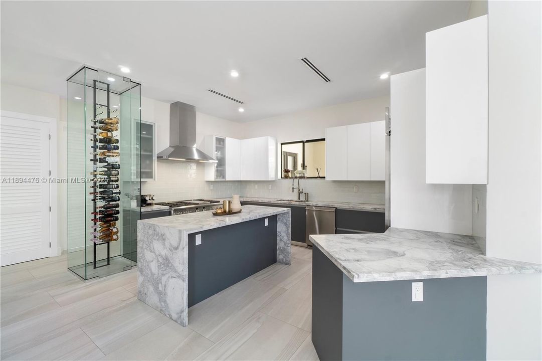 Vendido Recientemente: $1,999,999 (6 camas, 4 baños, 3214 Pies cuadrados)