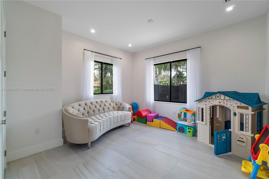 Vendido Recientemente: $1,999,999 (6 camas, 4 baños, 3214 Pies cuadrados)