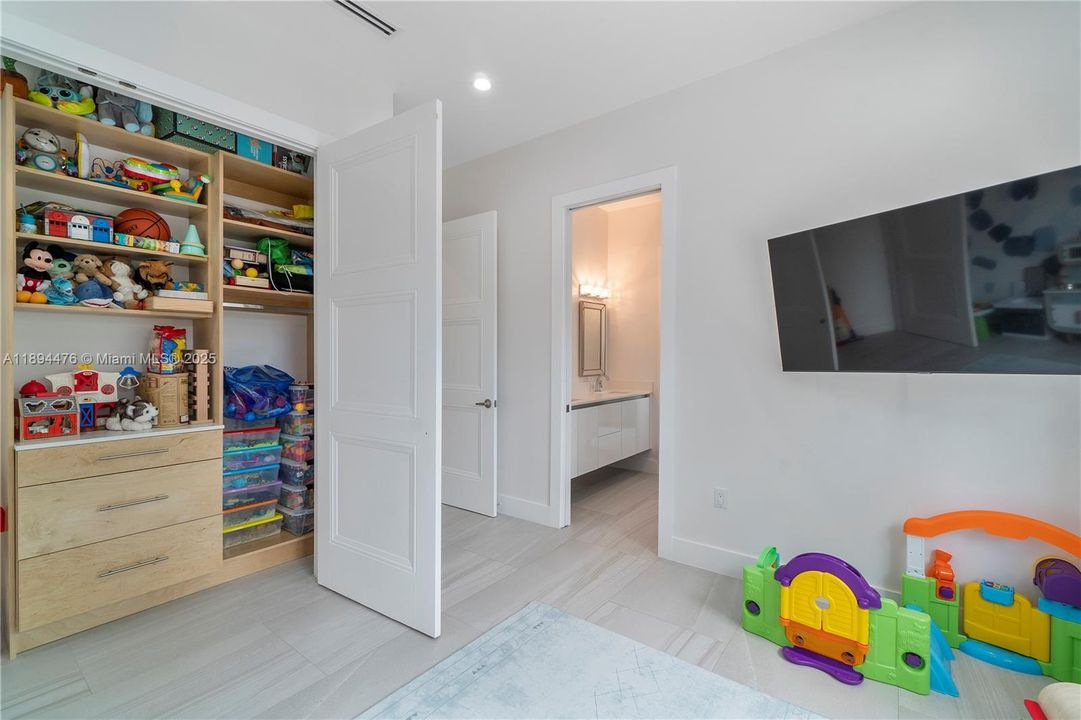 Vendido Recientemente: $1,999,999 (6 camas, 4 baños, 3214 Pies cuadrados)