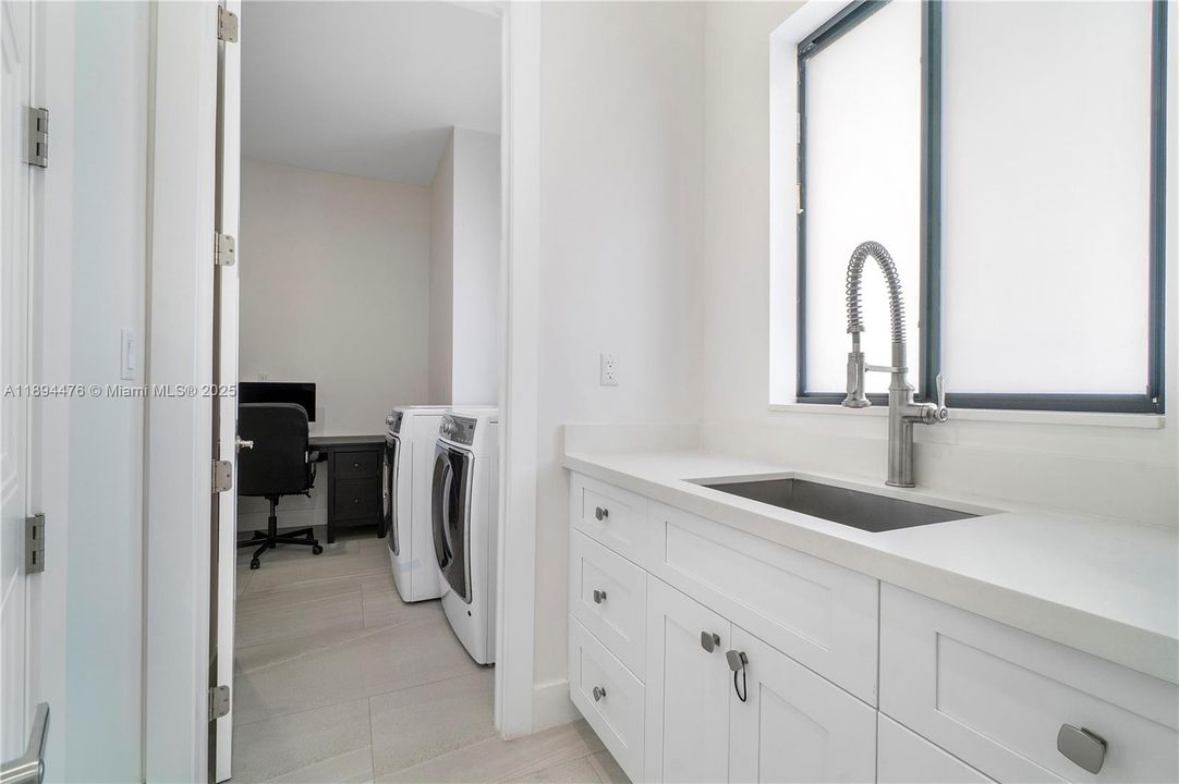 Vendido Recientemente: $1,999,999 (6 camas, 4 baños, 3214 Pies cuadrados)