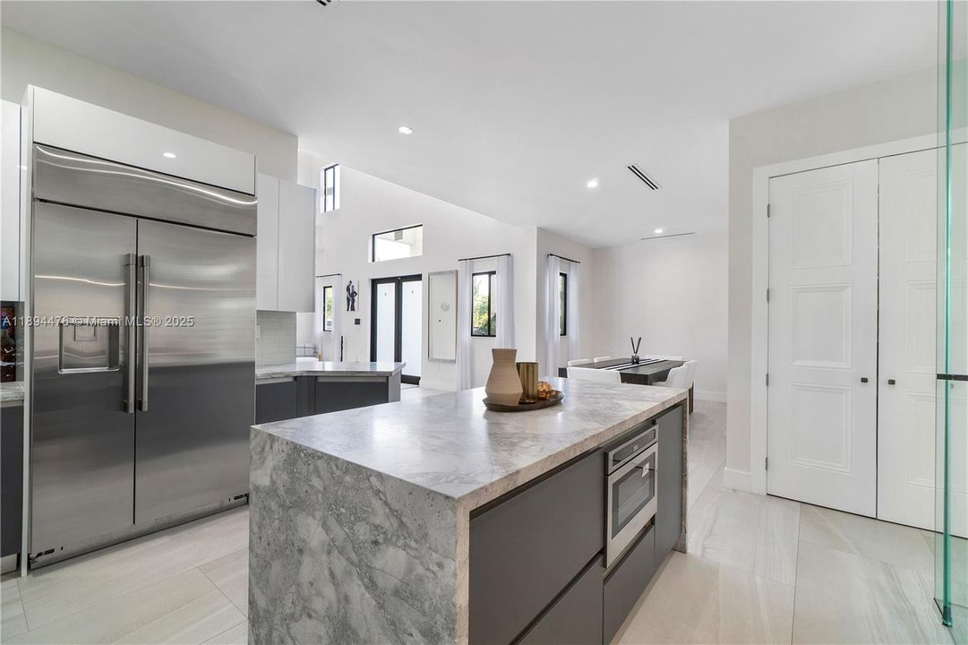 Vendido Recientemente: $1,999,999 (6 camas, 4 baños, 3214 Pies cuadrados)