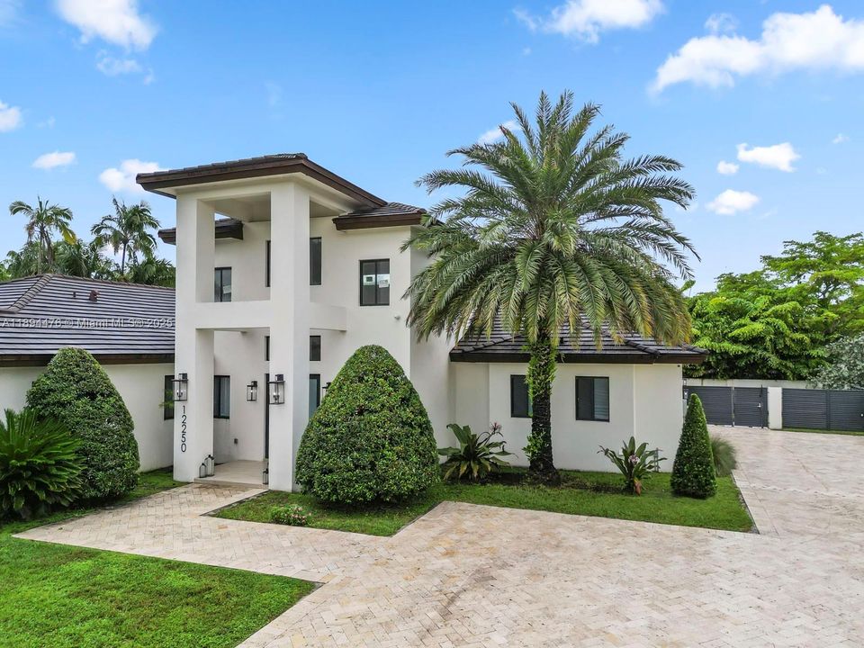 Vendido Recientemente: $1,999,999 (6 camas, 4 baños, 3214 Pies cuadrados)