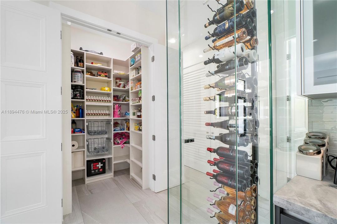 Vendido Recientemente: $1,999,999 (6 camas, 4 baños, 3214 Pies cuadrados)