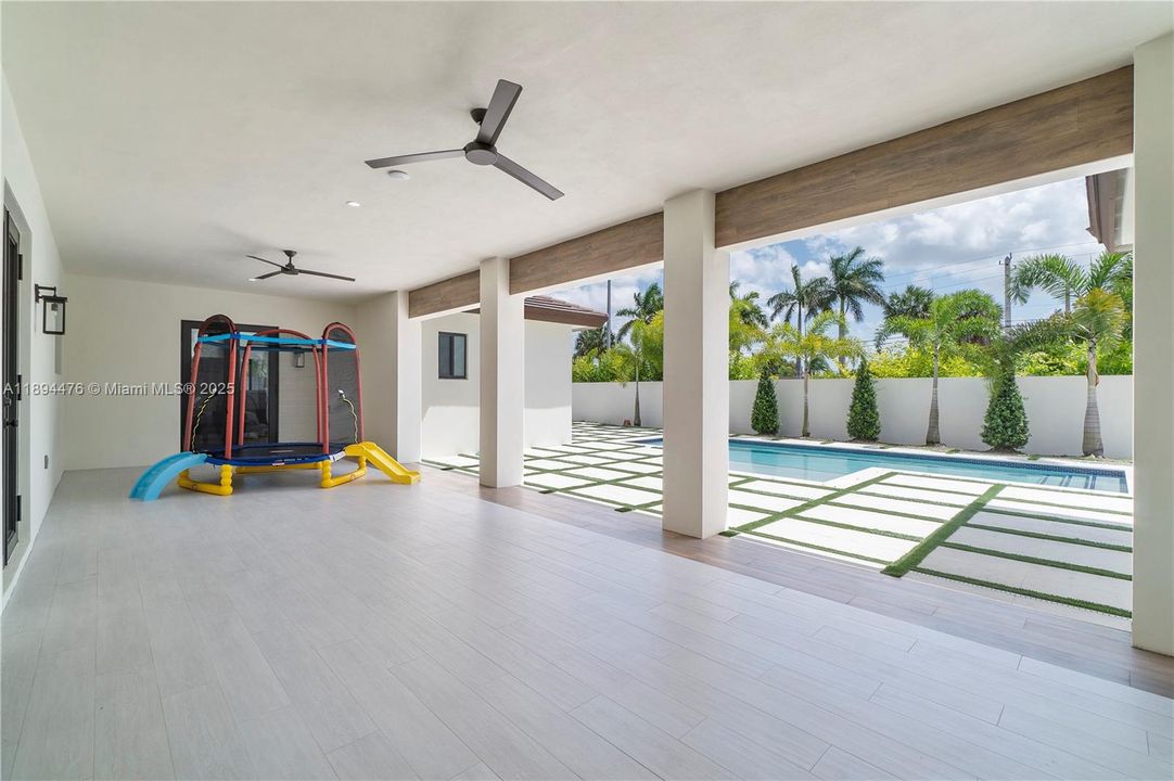 Vendido Recientemente: $1,999,999 (6 camas, 4 baños, 3214 Pies cuadrados)