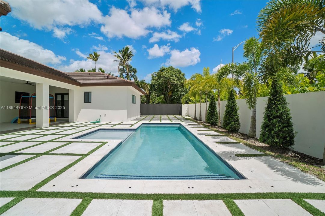 Vendido Recientemente: $1,999,999 (6 camas, 4 baños, 3214 Pies cuadrados)