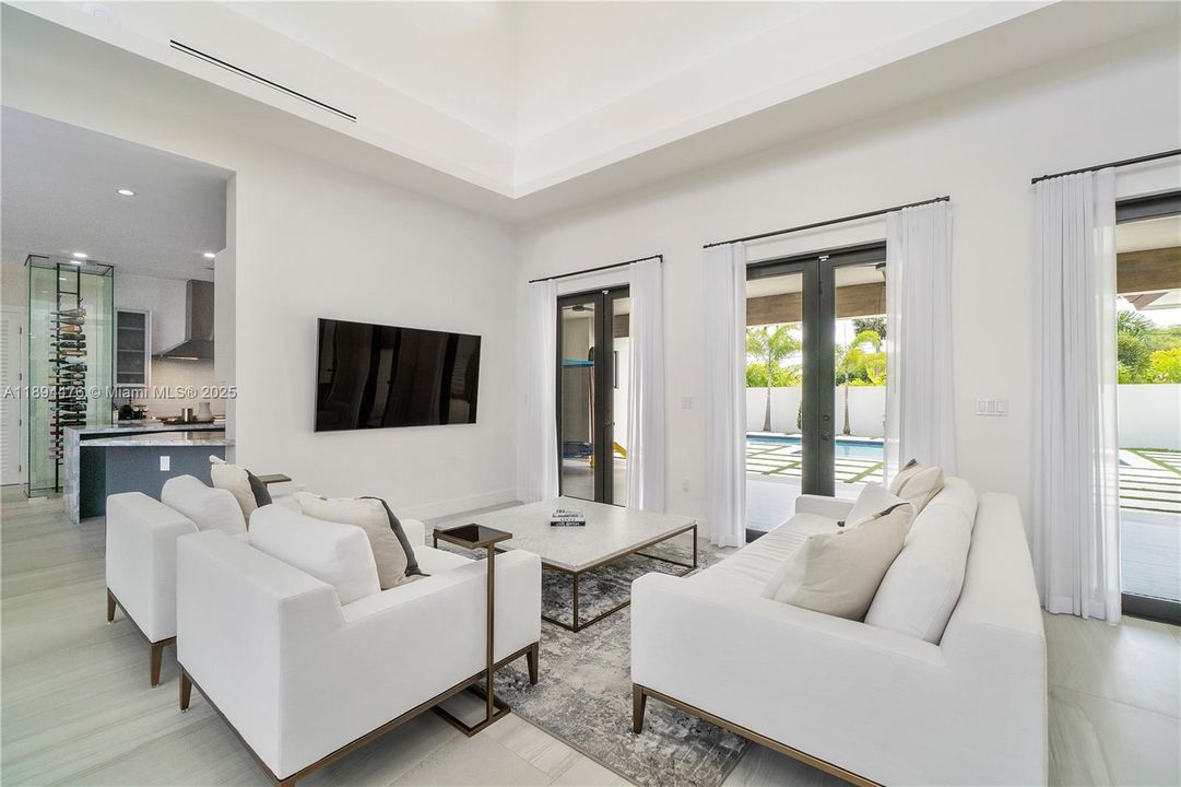 Vendido Recientemente: $1,999,999 (6 camas, 4 baños, 3214 Pies cuadrados)