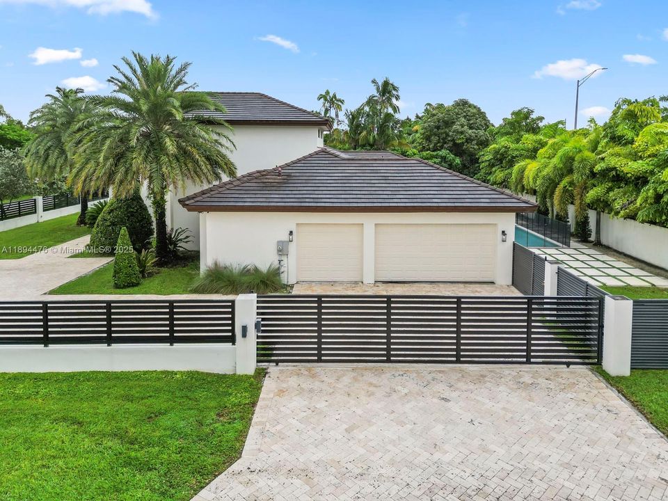 Vendido Recientemente: $1,999,999 (6 camas, 4 baños, 3214 Pies cuadrados)