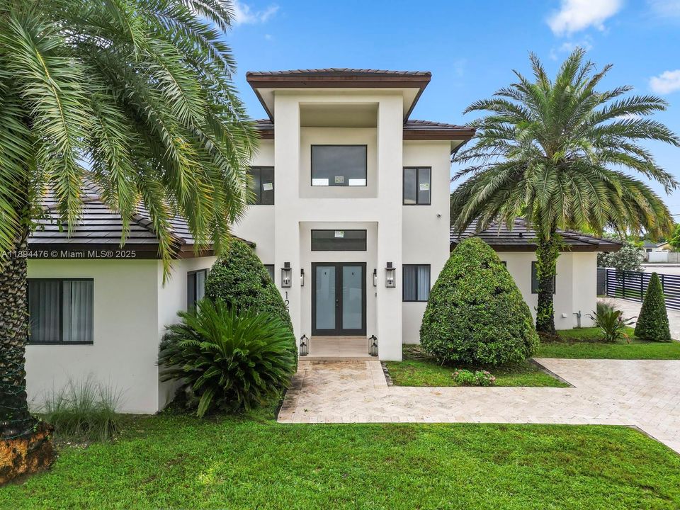 Vendido Recientemente: $1,999,999 (6 camas, 4 baños, 3214 Pies cuadrados)