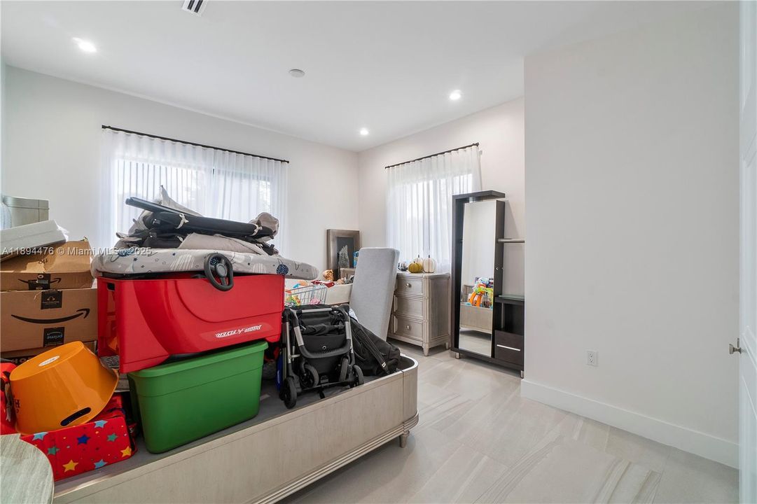 Vendido Recientemente: $1,999,999 (6 camas, 4 baños, 3214 Pies cuadrados)