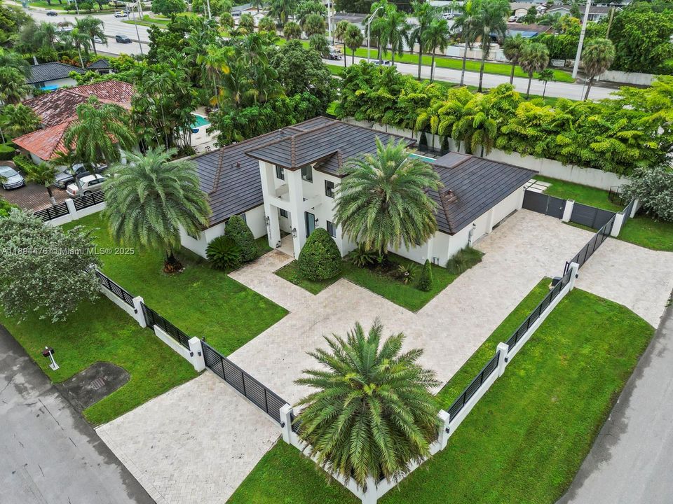 Vendido Recientemente: $1,999,999 (6 camas, 4 baños, 3214 Pies cuadrados)