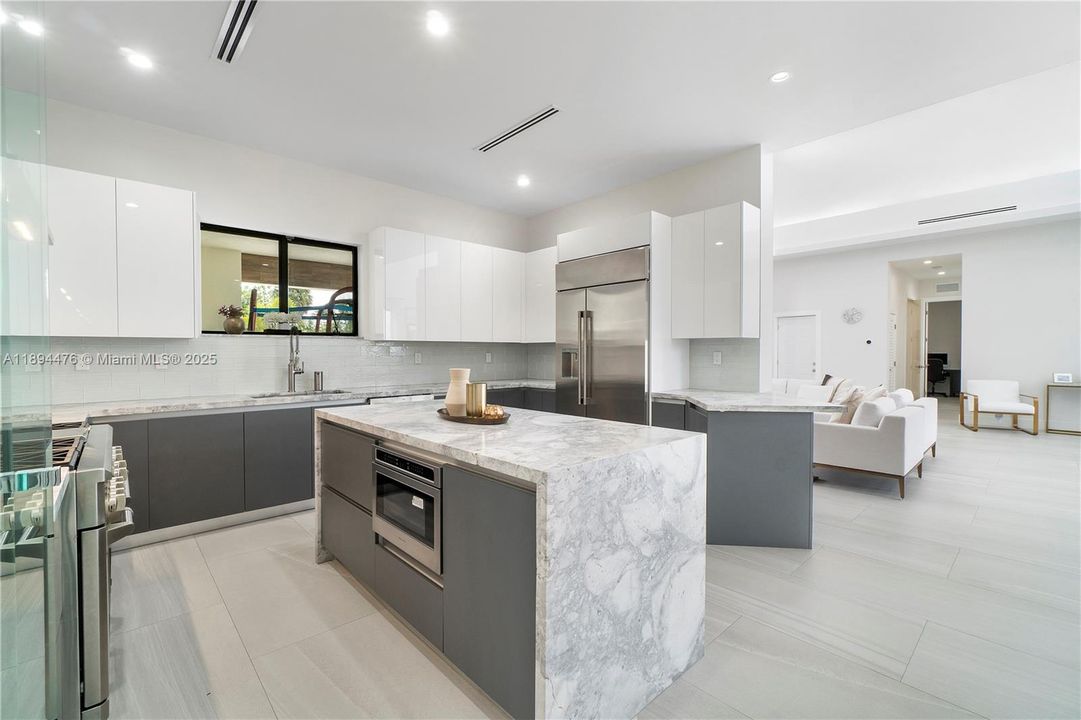 Vendido Recientemente: $1,999,999 (6 camas, 4 baños, 3214 Pies cuadrados)