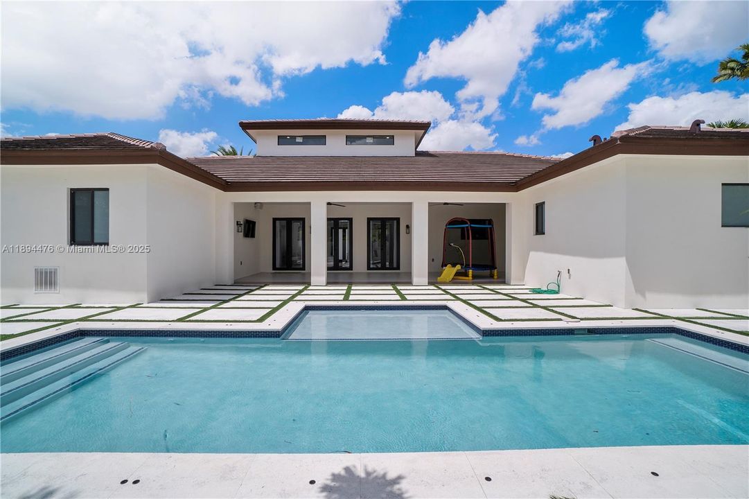 Vendido Recientemente: $1,999,999 (6 camas, 4 baños, 3214 Pies cuadrados)