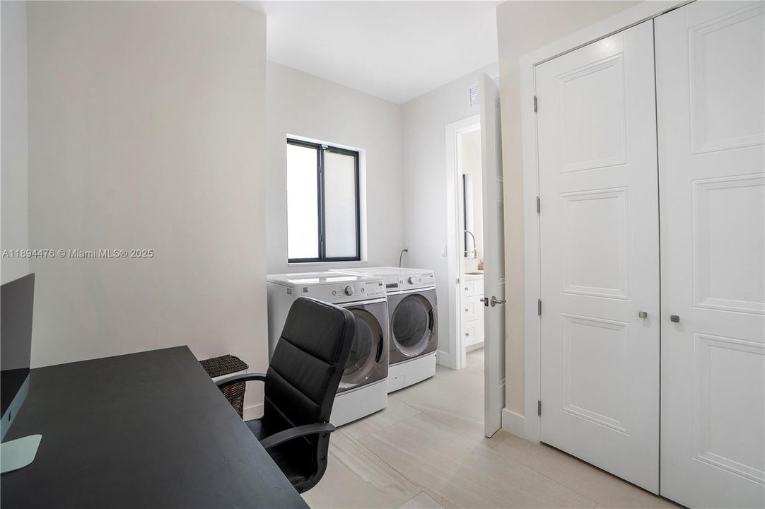 Vendido Recientemente: $1,999,999 (6 camas, 4 baños, 3214 Pies cuadrados)