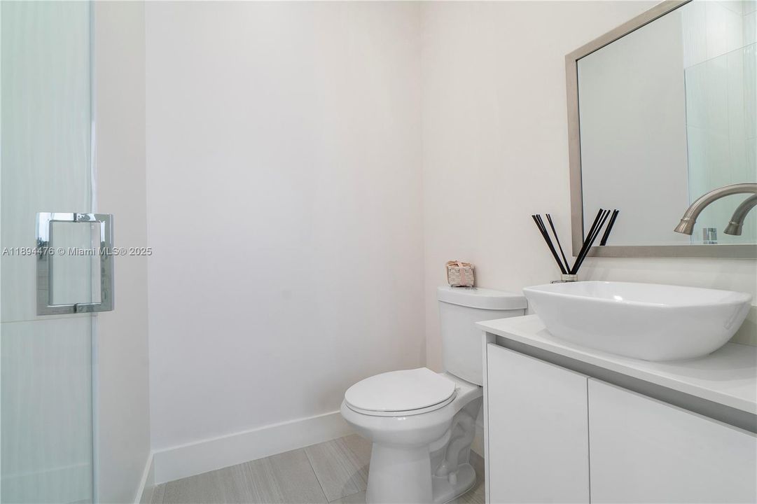 Vendido Recientemente: $1,999,999 (6 camas, 4 baños, 3214 Pies cuadrados)