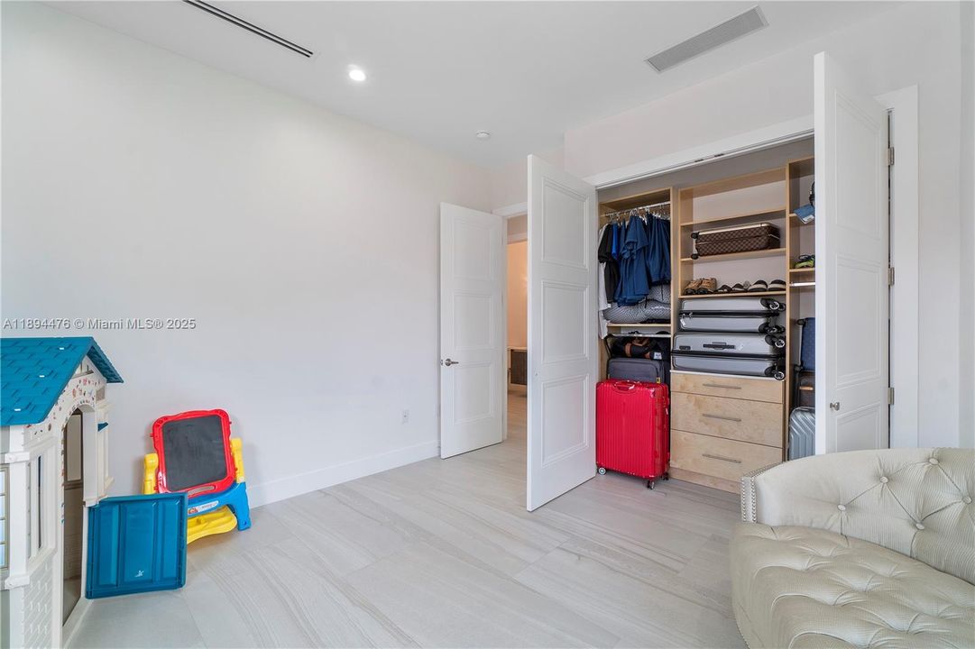 Vendido Recientemente: $1,999,999 (6 camas, 4 baños, 3214 Pies cuadrados)