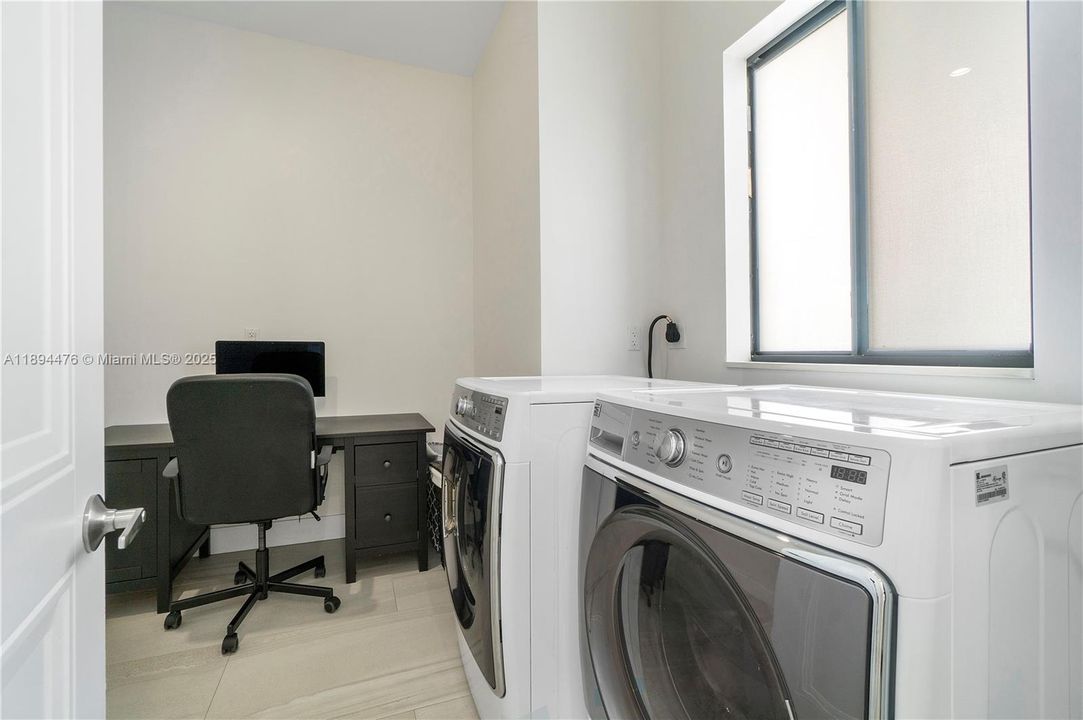 Vendido Recientemente: $1,999,999 (6 camas, 4 baños, 3214 Pies cuadrados)