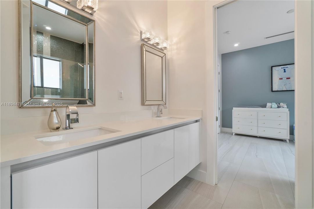 Vendido Recientemente: $1,999,999 (6 camas, 4 baños, 3214 Pies cuadrados)