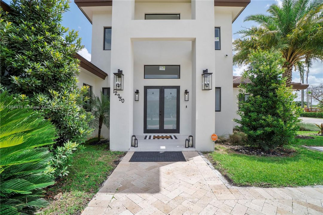 Vendido Recientemente: $1,999,999 (6 camas, 4 baños, 3214 Pies cuadrados)