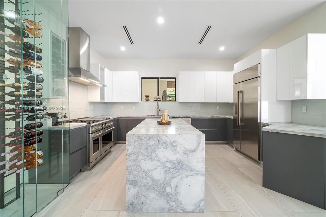 Vendido Recientemente: $1,999,999 (6 camas, 4 baños, 3214 Pies cuadrados)