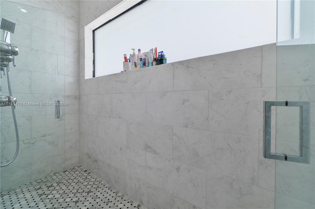 Vendido Recientemente: $1,999,999 (6 camas, 4 baños, 3214 Pies cuadrados)