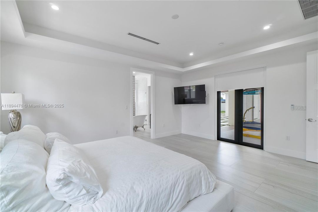 Vendido Recientemente: $1,999,999 (6 camas, 4 baños, 3214 Pies cuadrados)