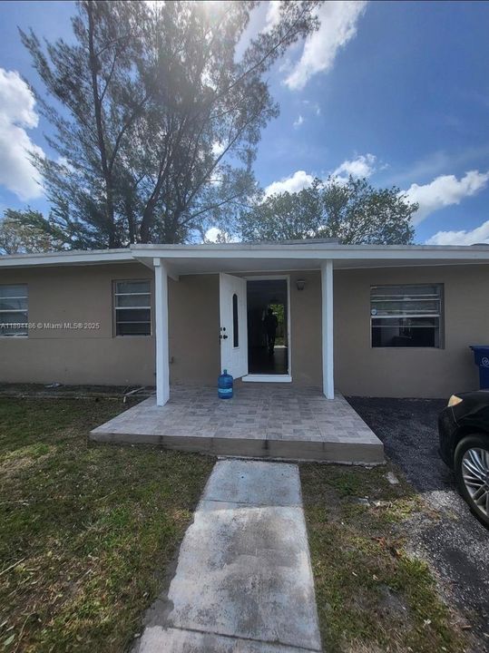 Под контрактом: $330,000 (2 спален, 1 ванн, 984 Квадратных фут)