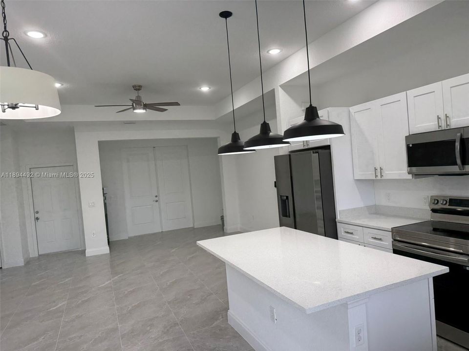 На продажу: $298,900 (3 спален, 2 ванн, 0 Квадратных фут)