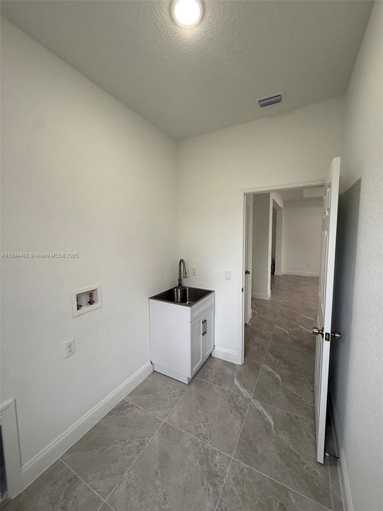 На продажу: $298,900 (3 спален, 2 ванн, 0 Квадратных фут)